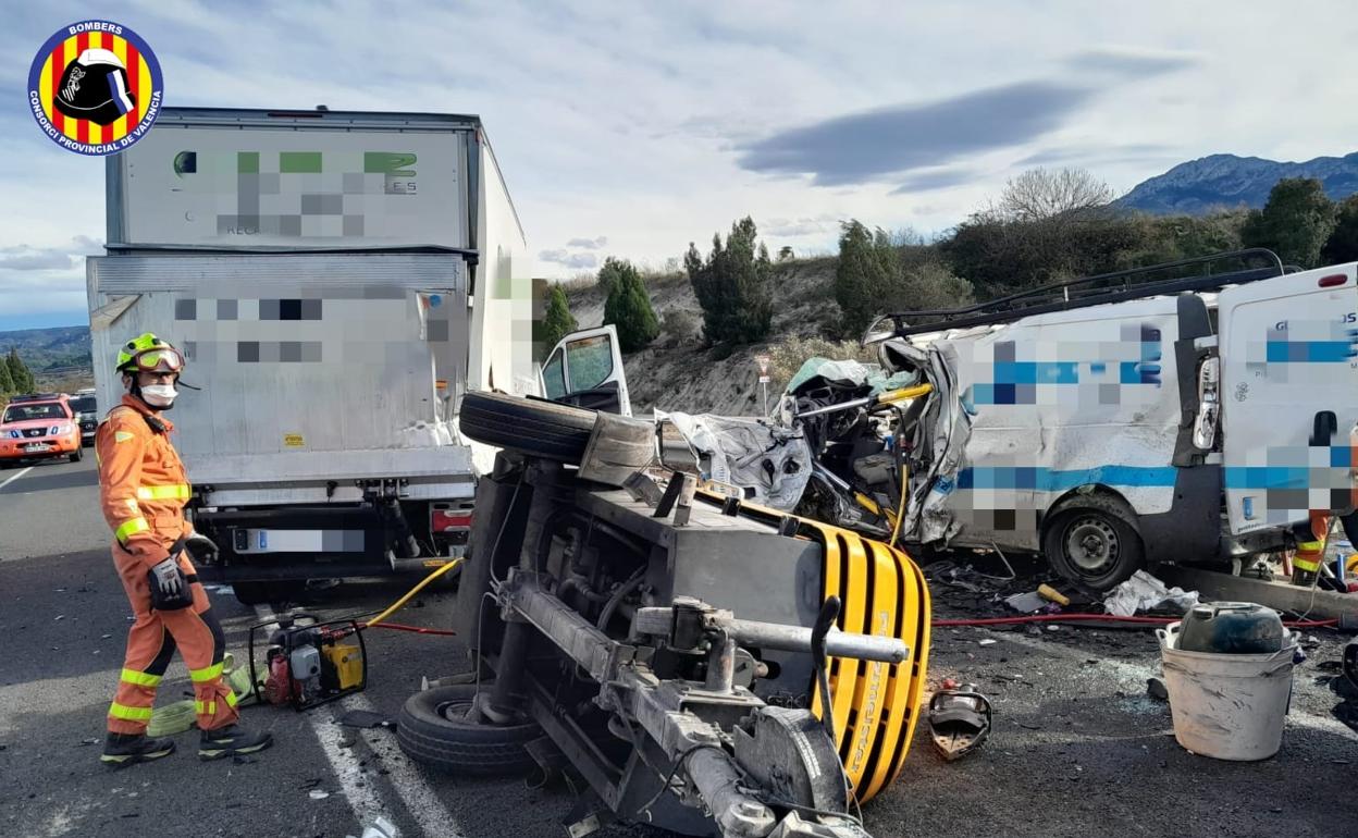 Estado en el que quedaron los vehículos del accidente de este lunes en la CV-60. 