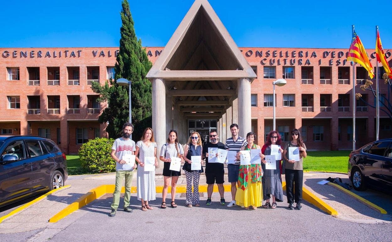 Representantes de las diez asociaciones de artes escénicas valencianas, a las puertas de la Conselleria de Cultura. 