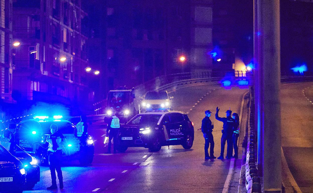 Despliegue de la Policía Nacional en Valencia para hacer cumplir las medidas preventivas contra los contagios del coronavirus, en una imagen de archivo. 