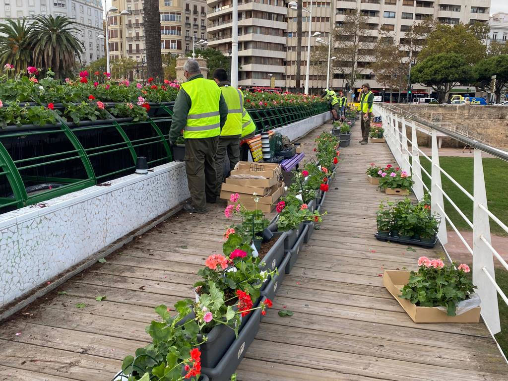 Fotos: El puente de las Flores de Valencia se pone a punto