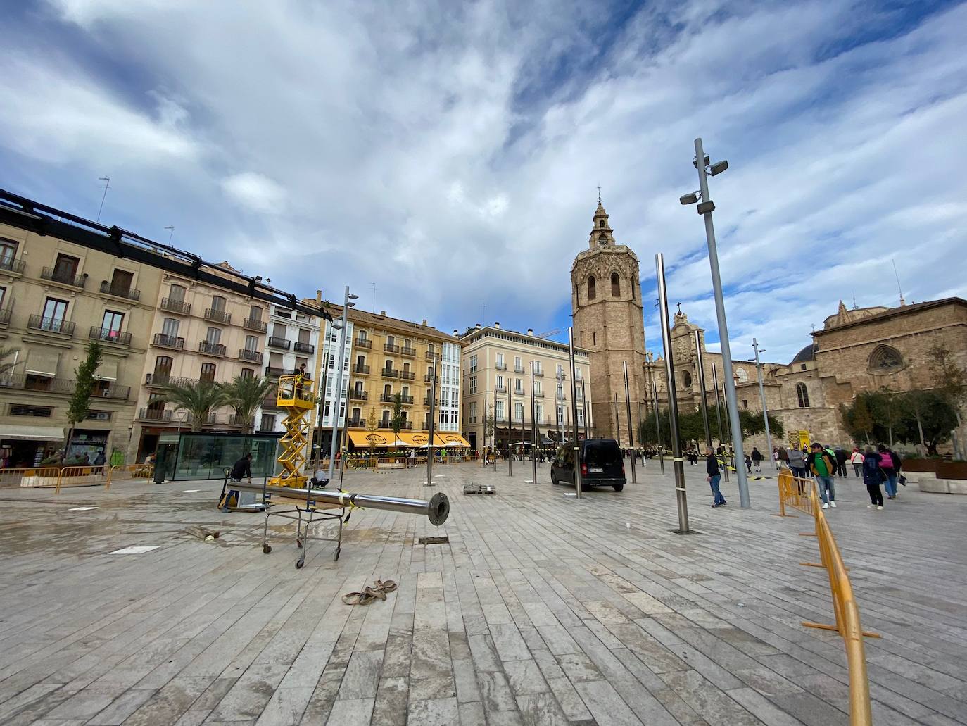 Operarios municipales desmontan este martes los toldos de la plaza de la Reina, instalados el pasado mes de julio