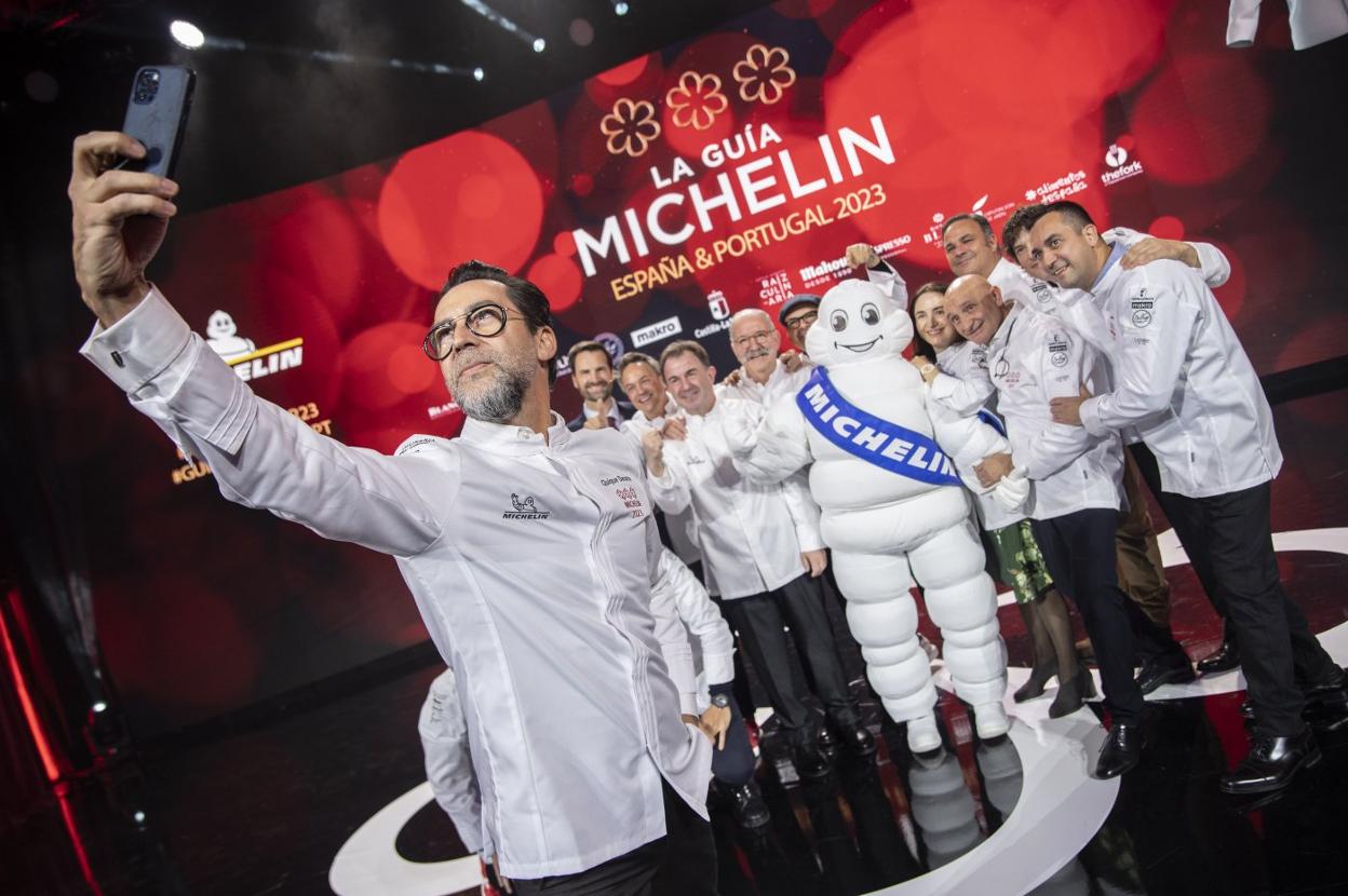 Quique Dacosta se fotografía junto a los 13 cocineros de España que ya lucen tres estrellas Michelin en sus restaurantes. 