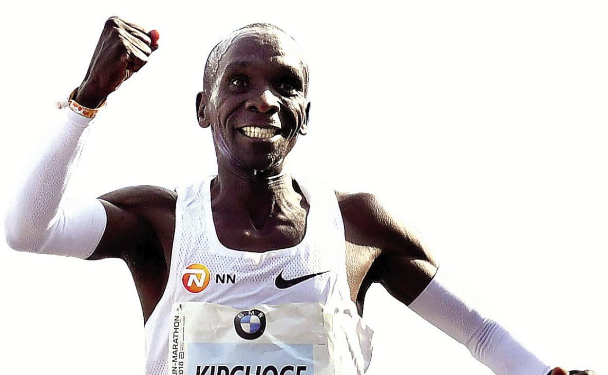 Eliud Kipchoge celebrando su victoria en el Maratón de Berlín