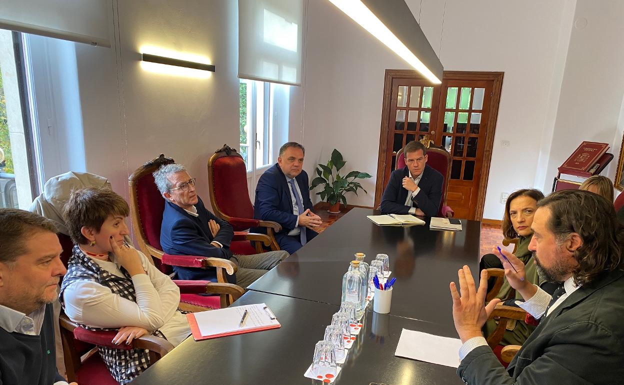 Momento de la reunión en el Ayuntamiento con la jueza decana y representantes del Colegio de Abogados. 