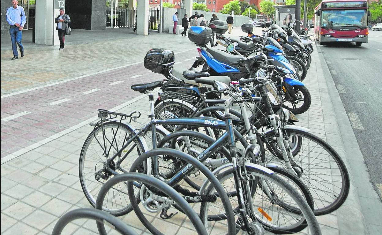 Bicicleta estacionadas en un aparcamiento habilitado junto al carril