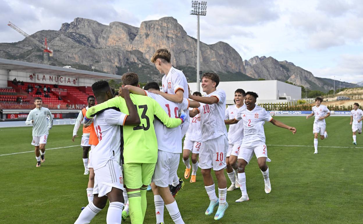 La Selección Española festejando con su portero Pablo 