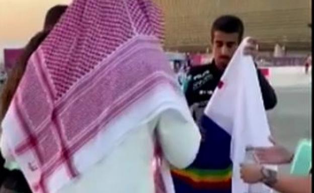 Autoridades de Qatar acosan a un periodista al confundir una bandera de Brasil con la del símbolo LGTBi