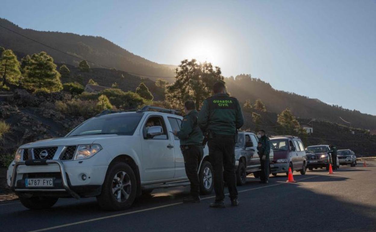 Atascos en la AP-7 en Xeresa por un megacontrol a camiones de la Guardia Civil