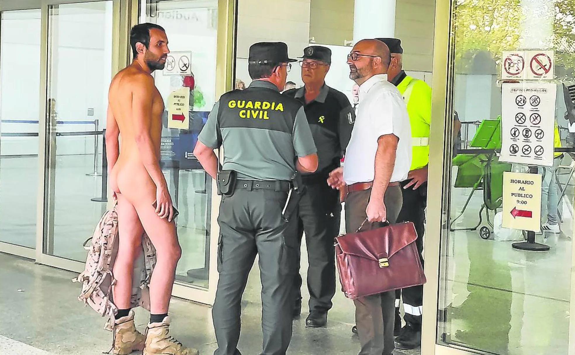 Un joven valenciano acudió desnudo hace unas semanas a la Ciudad de la Justicia.