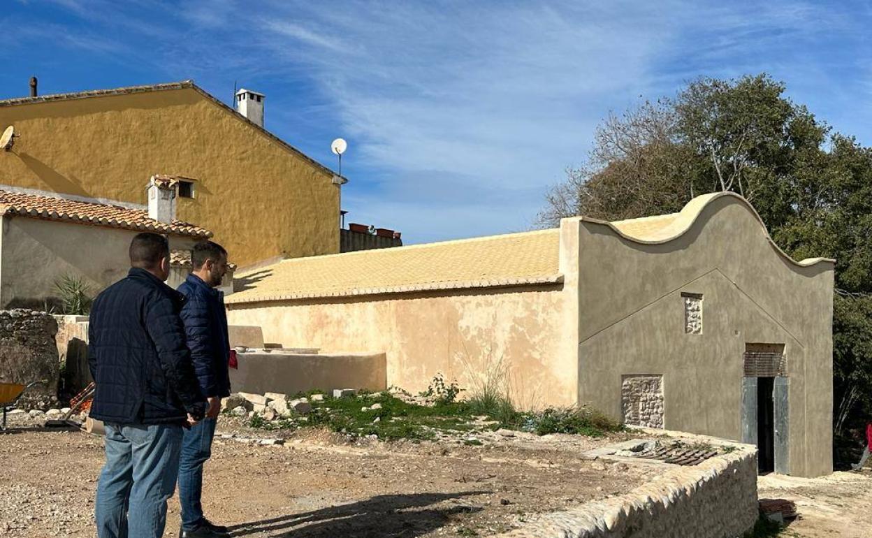 El alcalde contempla cómo ha quedado la cubierta del molino tras las obras de restauración