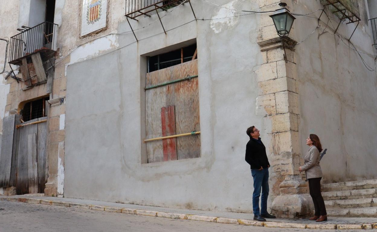 El edil Julio Llorca y la alcaldesa Yolanda Balaguer, en una visita al palacio barraco y el Centro Olivense. 