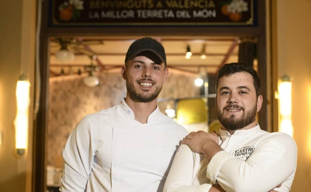 Rober Ramírez, jefe de cocina de Casa Baldo 1915, junto a Pablo Margós a la entrada del restaurante.