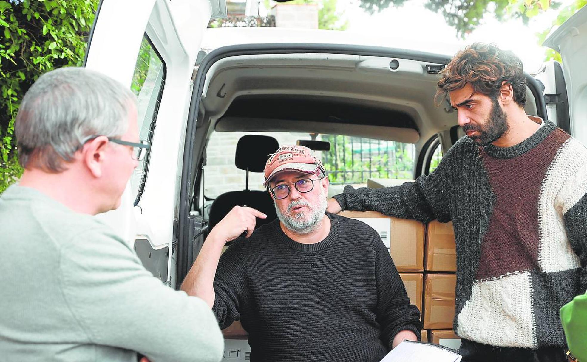 El director Álex Montoya, con los actores Óscar de la Fuente y David Verdaguer, en un momento del rodaje. 