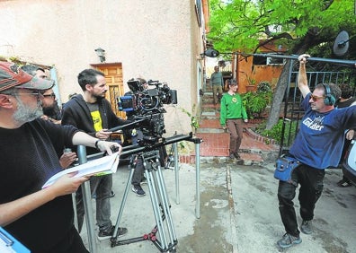 Imagen secundaria 1 - Cine: Así es el rodaje de &#039;La casa&#039; en Valencia | De las viñetas a las cámaras, dentro del set de rodaje de &#039;La casa&#039;