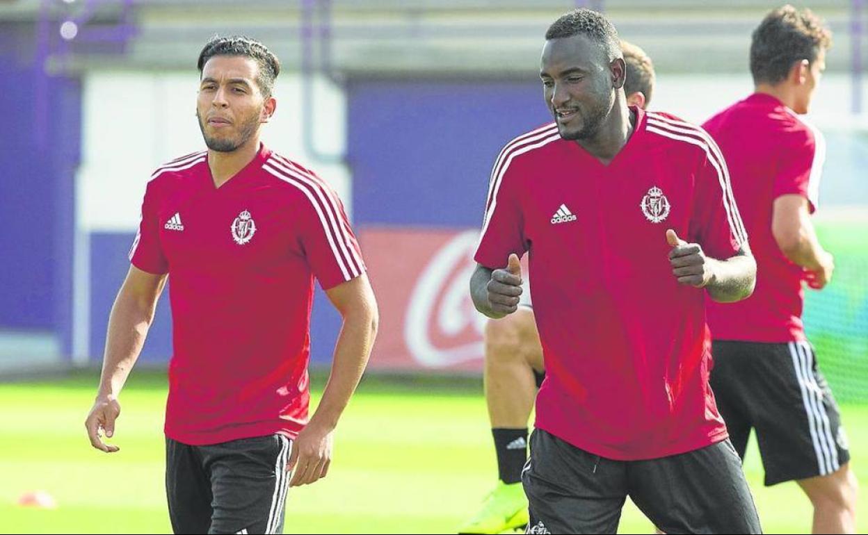 El Hacen, a la derecha, durante un entrenamiento con el Valladolid B en la temporada 2018-19.