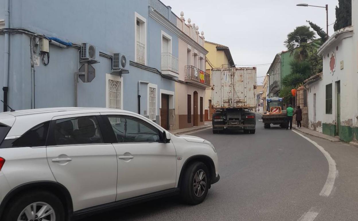 Varios vehículos circulan por una de las curvas más conflictivas del municipio. 