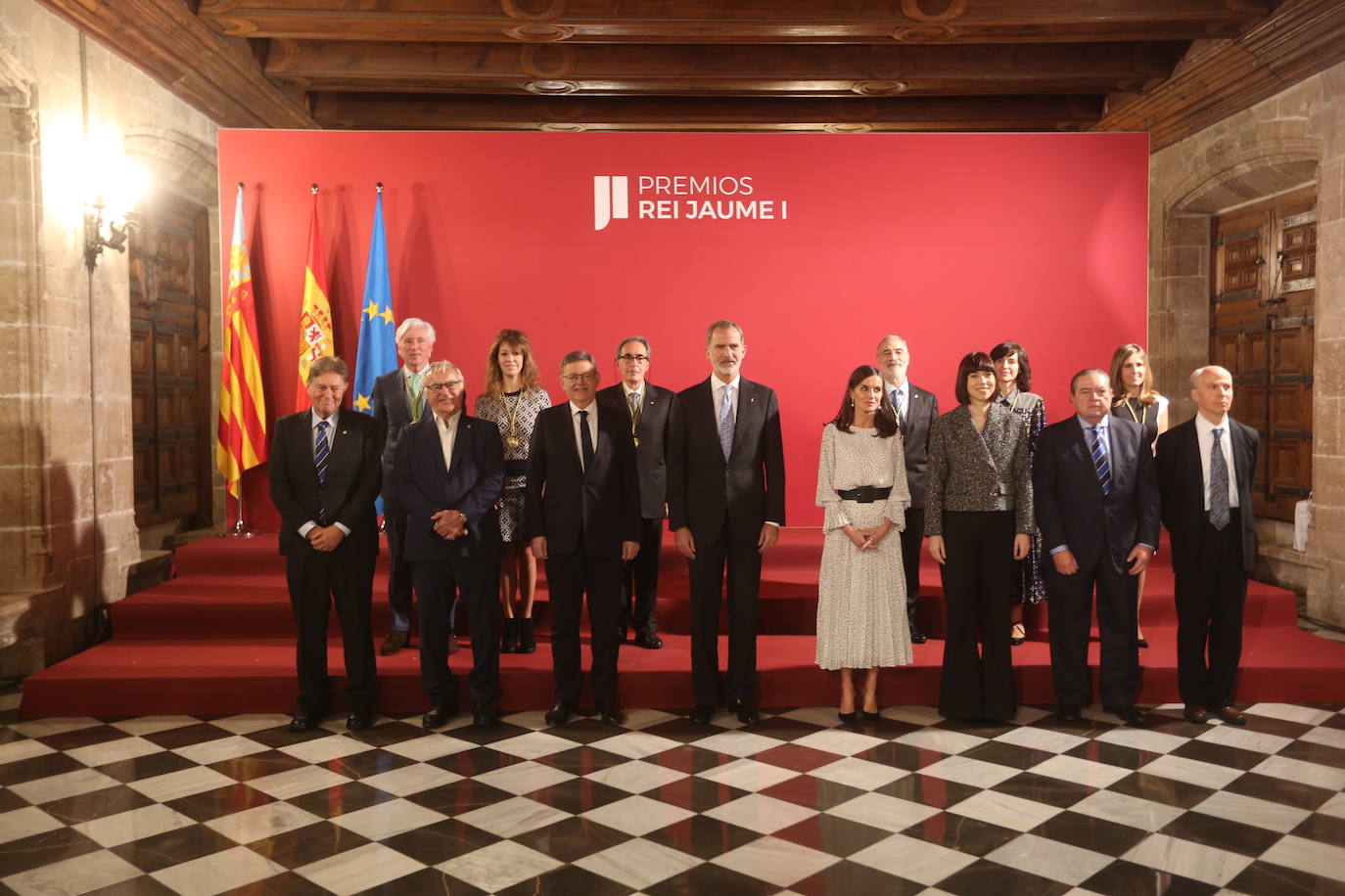 Fotos: Los Reyes de España, Felipe VI y Letizia, presiden la ceremonia de entrega de los Premios Jaume I en la Lonja de Valencia