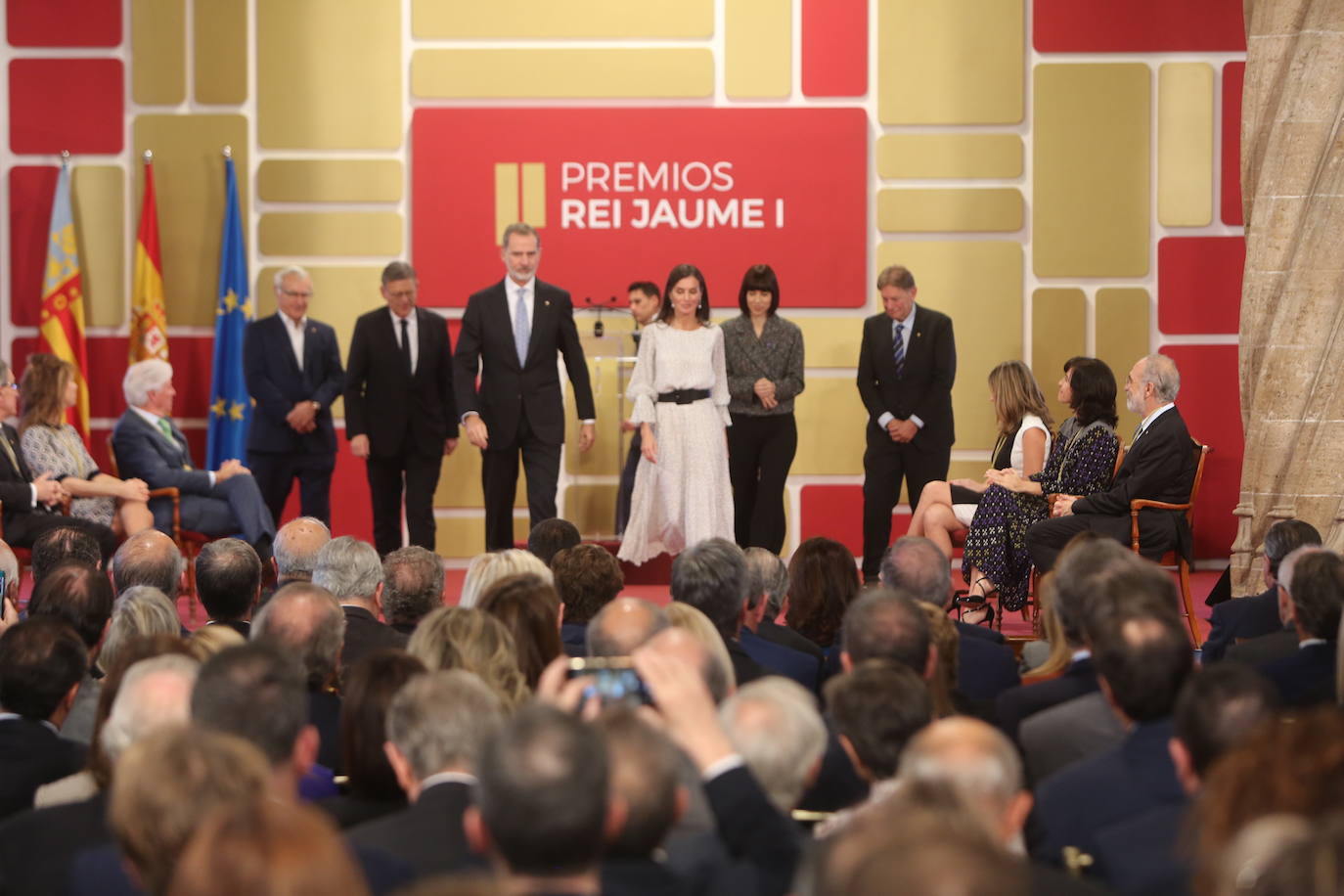 Fotos: Los Reyes de España, Felipe VI y Letizia, presiden la ceremonia de entrega de los Premios Jaume I en la Lonja de Valencia