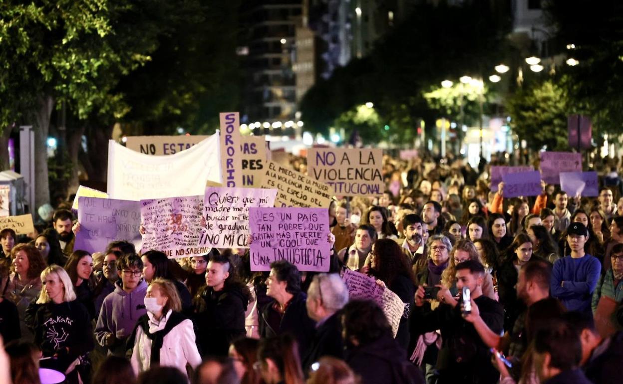Manifestación del 25N en Valencia | Valencia se tiñe de morado | Las ...