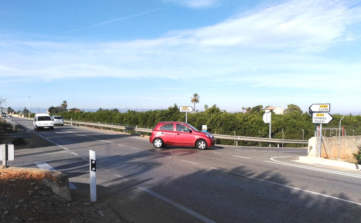 Cruce que se eliminará en la carretera de Corbera. 