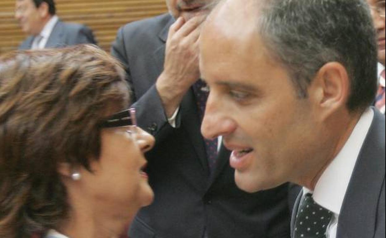 Alicia de Miguel saluda a Francisco Camps. 