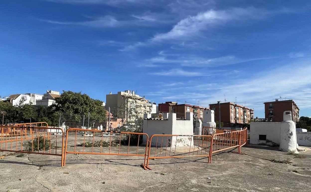 El vallado que protege la casa cueva derrumbada en 2019.