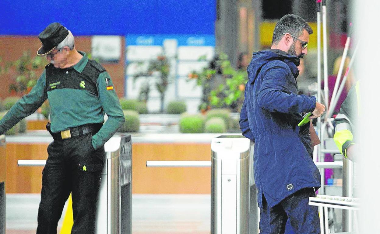 El edil Pere Fuset, en la entrada a la Ciudad de la Justicia. 