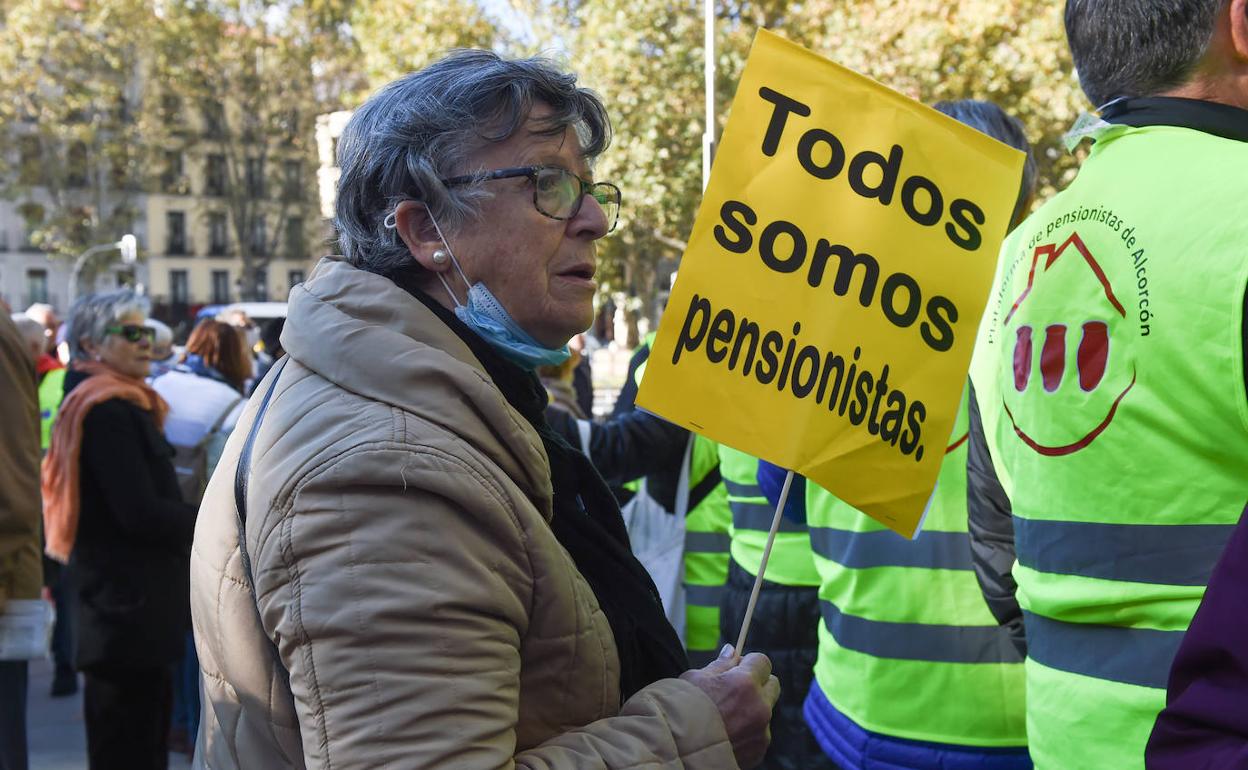 Una pensionista en una concentración de protesta. 