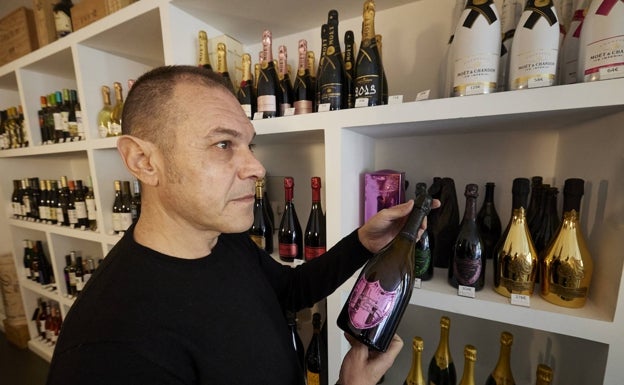 Javier Monedero, con una botella de Dom Perignon rosé de 2008, considerada una de las mejores añadas de la historia.