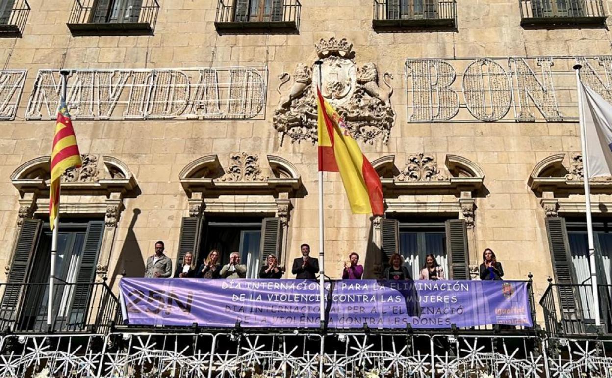 Imagen del homenaje celebrado en el Ayuntamiento de Alicante. 