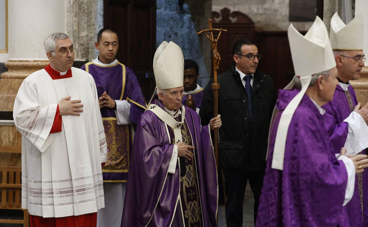 El cardenal hace su entrada en la Catedral. 