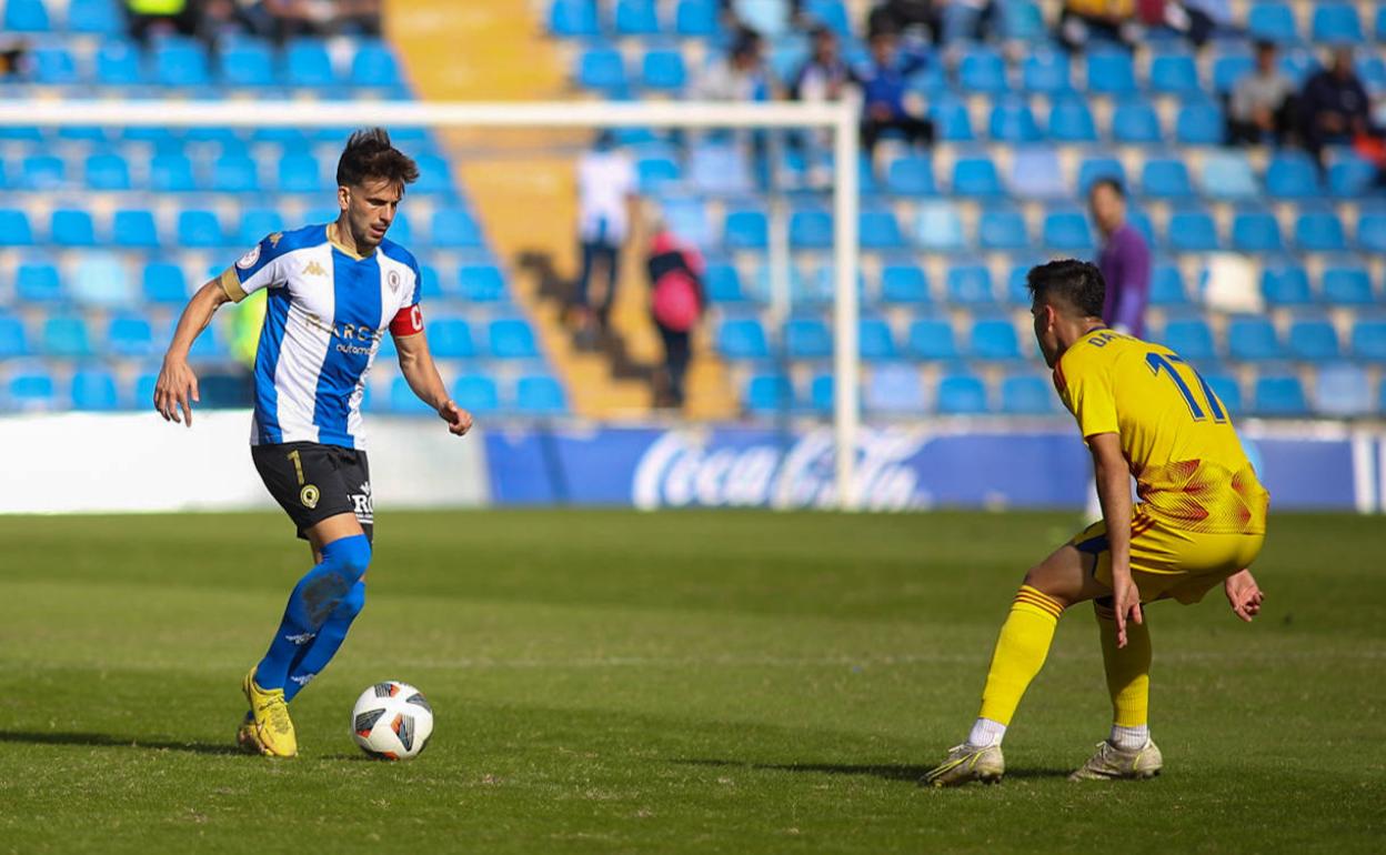 El jugador y capitán del Hércules, Raúl Ruiz, encara a David López, del Lleida. 