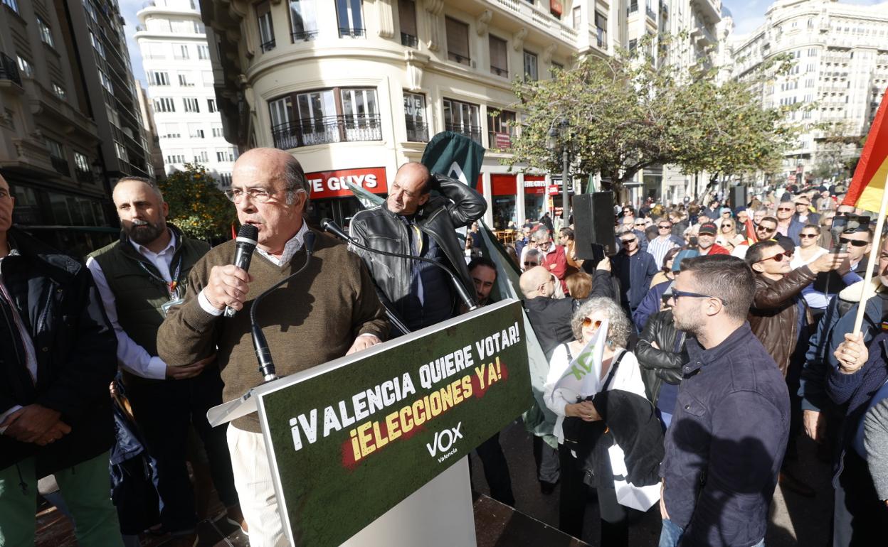Concentración de Vox y el sindicato Solidaridad, en la plaza del Ayuntamiento de Valencia. 