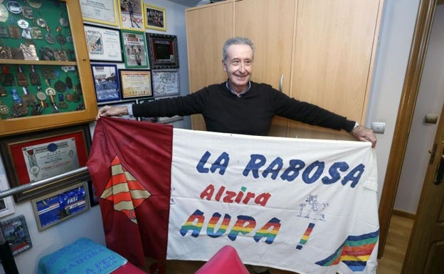 Imagen principal - Manolo Sempere, con la bandera del club que fundó. Abajo, con los trofeos y en el maratón olímpico de Barcleona. 