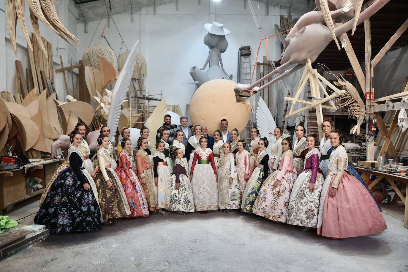 Las falleras mayores de Valencia 2023 y sus cortes de honor visitan el taller de Manolo García en el que se da forma al trabajo diseñado por Marina Puche.