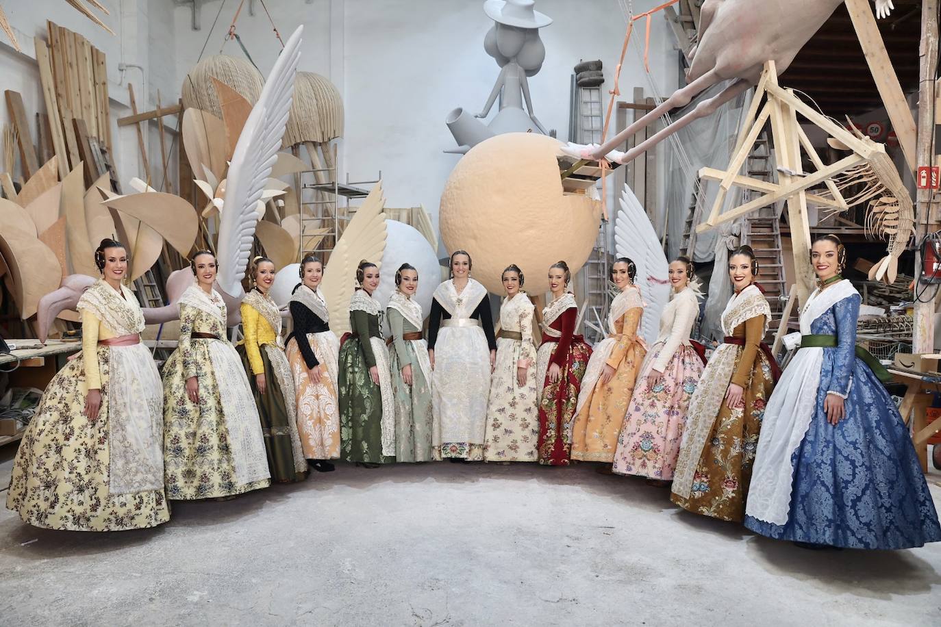 Las falleras mayores de Valencia 2023 y sus cortes de honor visitan el taller de Manolo García en el que se da forma al trabajo diseñado por Marina Puche.