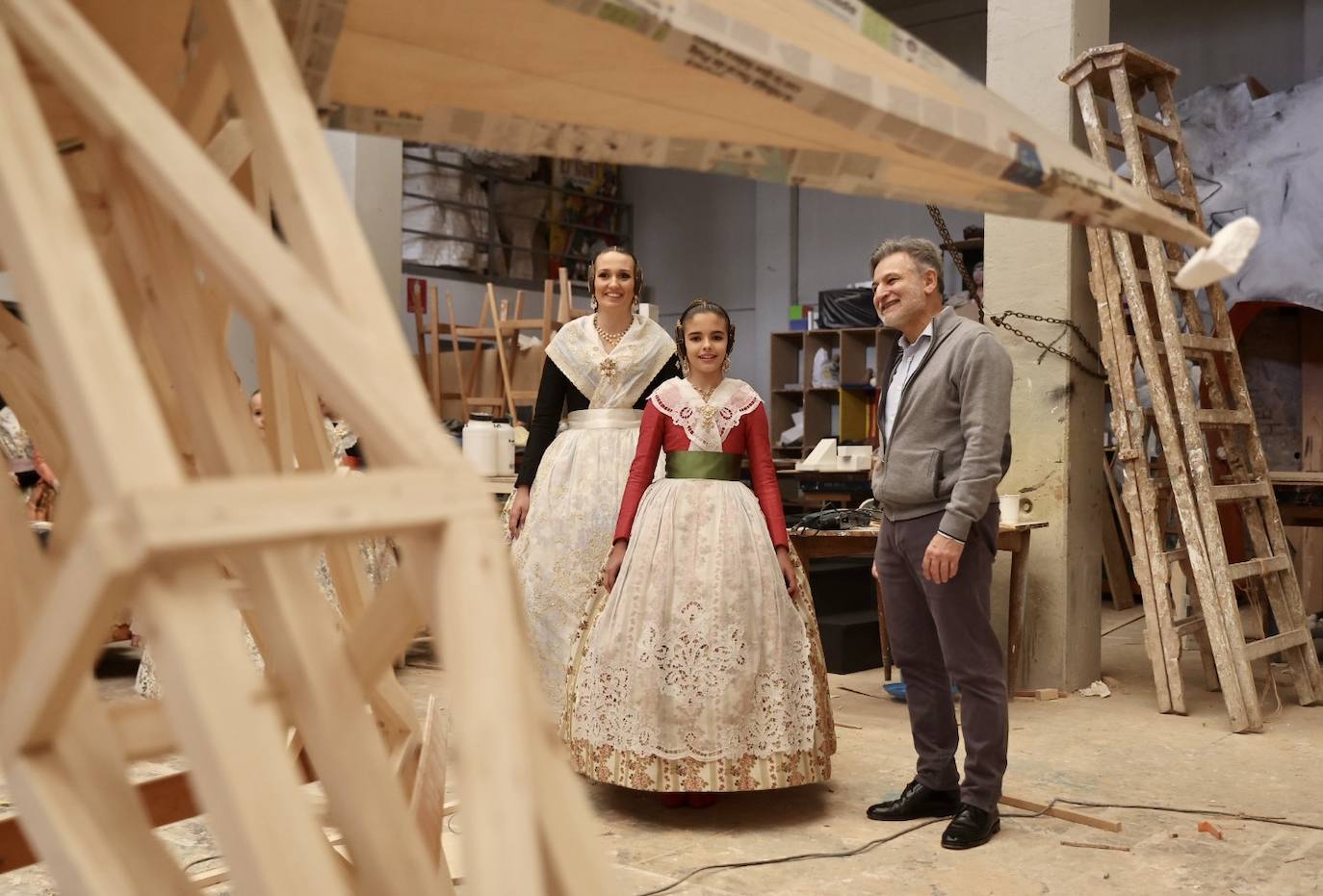 Las falleras mayores de Valencia 2023 y sus cortes de honor visitan el taller de Manolo García en el que se da forma al trabajo diseñado por Marina Puche.