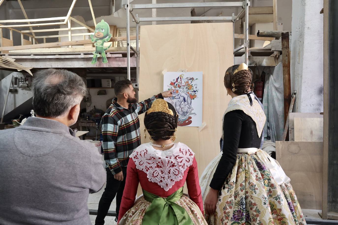 Las falleras mayores de Valencia 2023 y sus cortes de honor visitan el taller de Manolo García en el que se da forma al trabajo diseñado por Marina Puche.