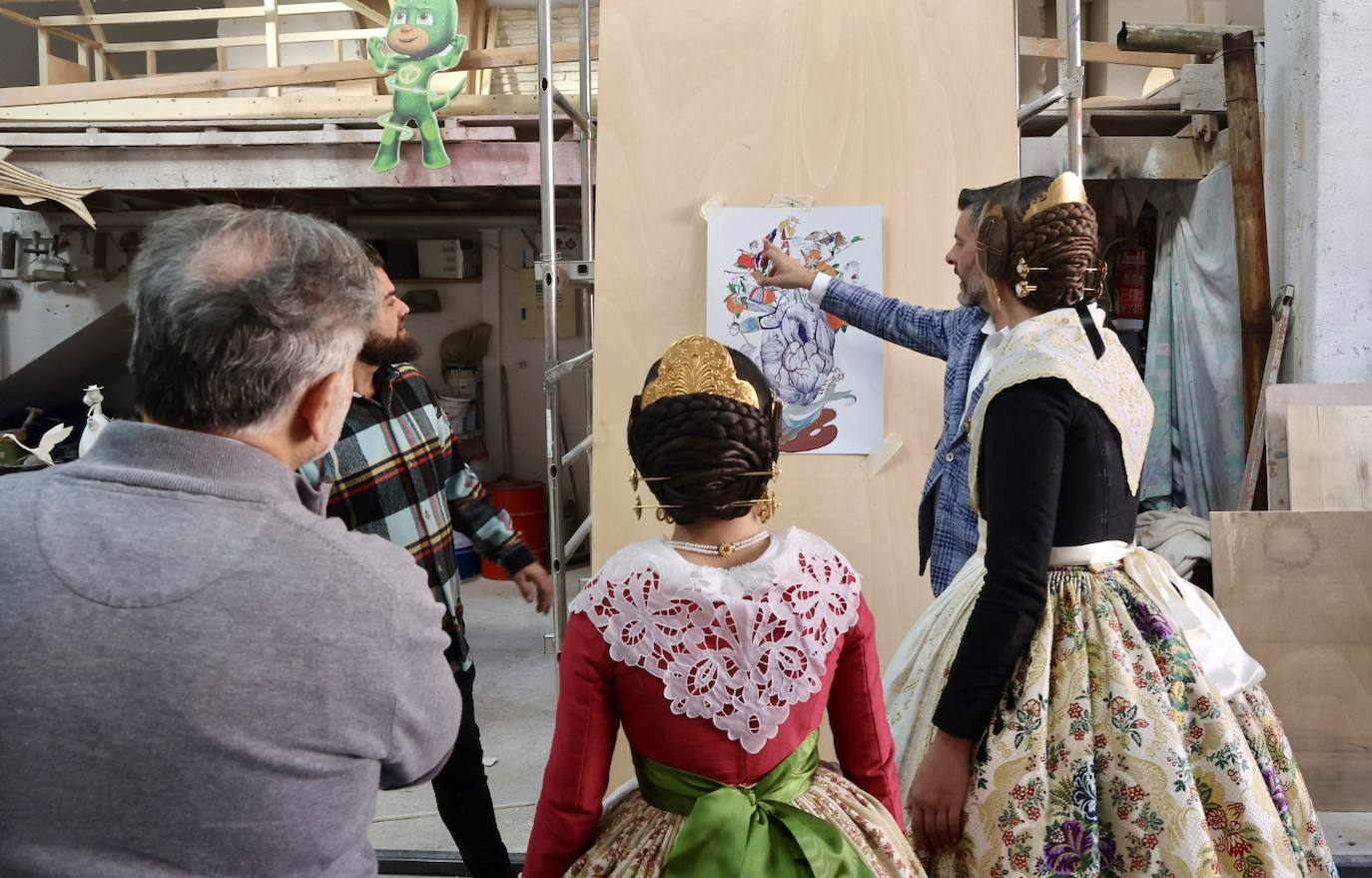 Las falleras mayores de Valencia 2023 y sus cortes de honor visitan el taller de Manolo García en el que se da forma al trabajo diseñado por Marina Puche.