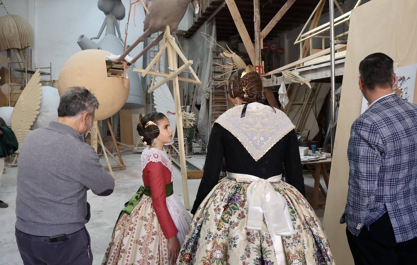 Las falleras mayores de Valencia 2023 y sus cortes de honor visitan el taller de Manolo García en el que se da forma al trabajo diseñado por Marina Puche.