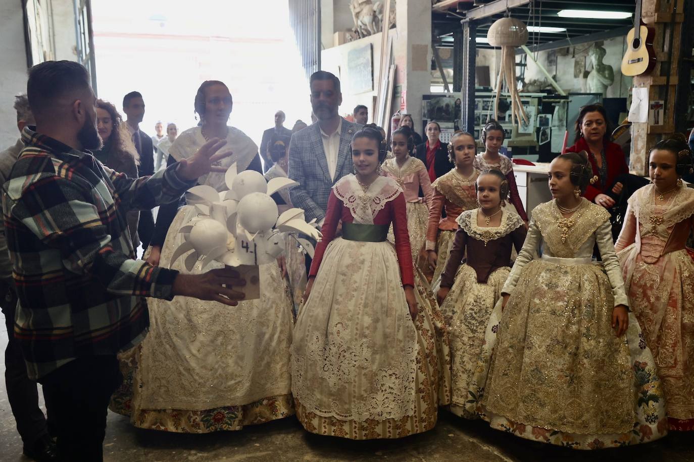 Las falleras mayores de Valencia 2023 y sus cortes de honor visitan el taller de Manolo García en el que se da forma al trabajo diseñado por Marina Puche.