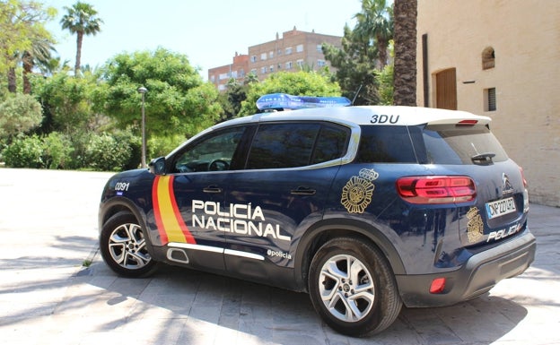 Detenida una mujer ebria tras cruzar la calle en rojo con sus hijos en un carrito en Valencia