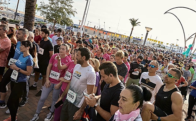 Imagen principal - Una carrera recoge 13.000 euros para luchar contra el cáncer de mama
