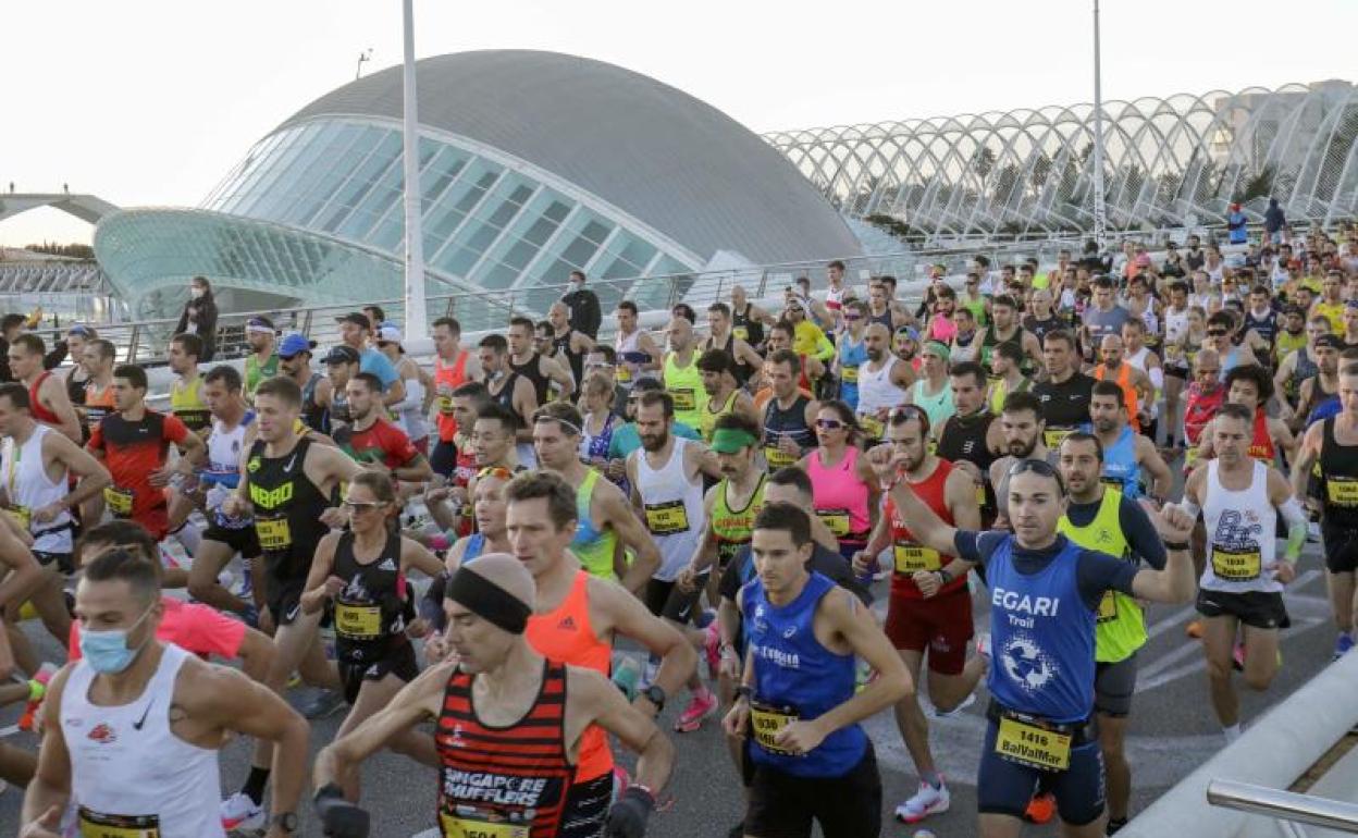 Corredores toman la salida en el Maratón de Valencia del año pasado. 