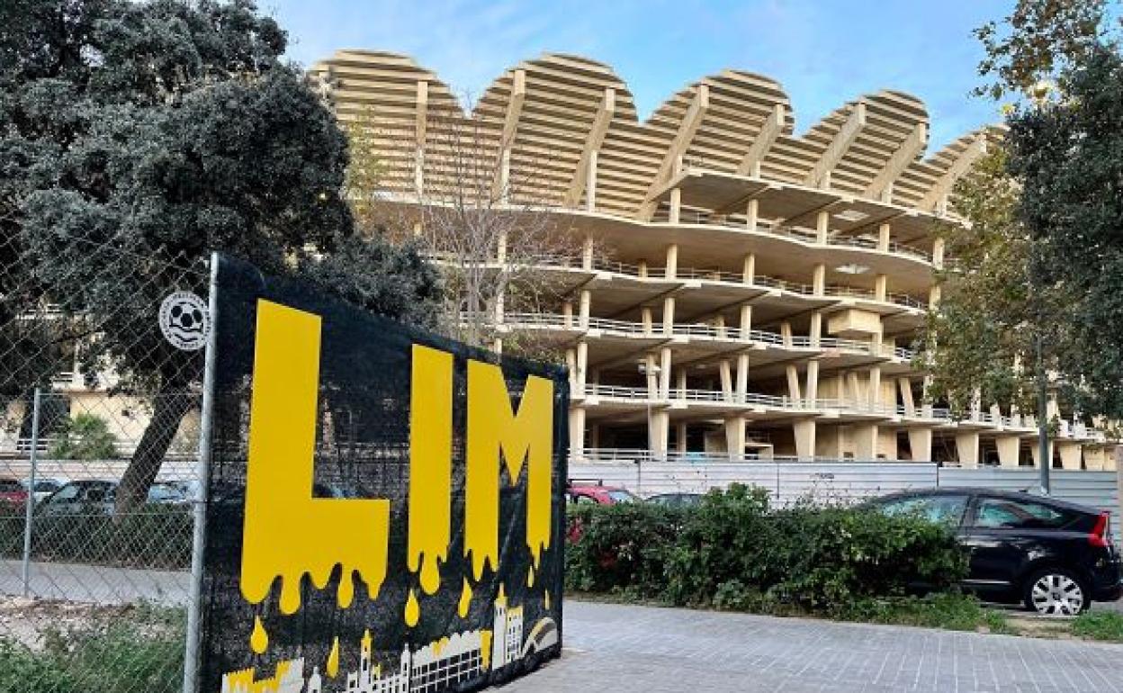 La pancarta contra Lim en los alrededores del Nou Mestalla. 