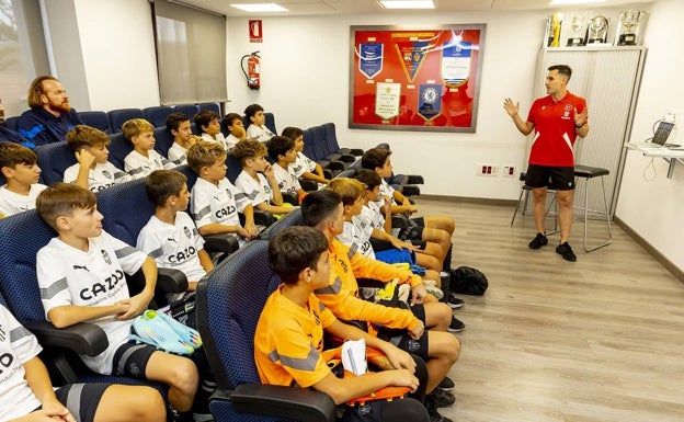 El árbitro valenciano, junto a los jugadores del Infantil B del Valencia. 