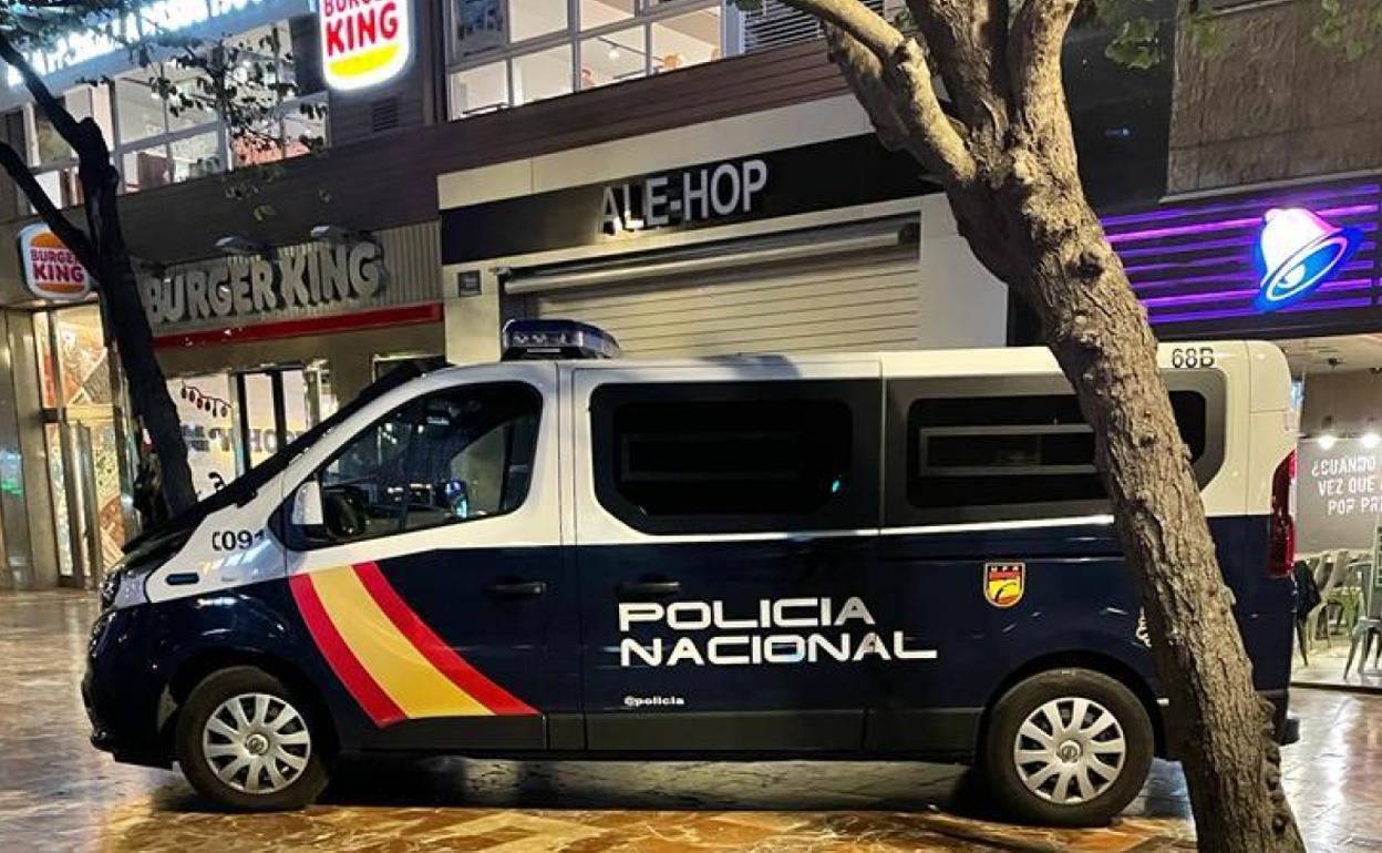 Un furgón de la Policía Nacional tras la pelea en Burger King 