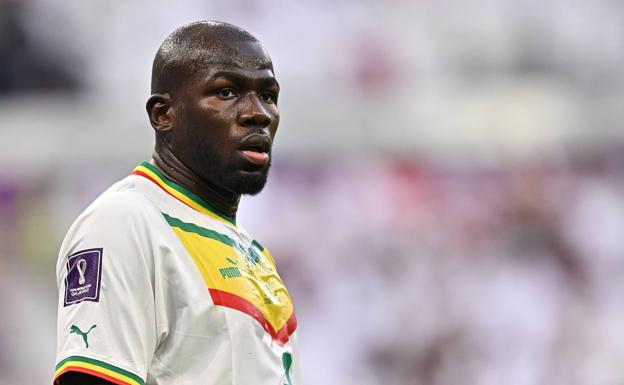 Koulibaly rinde homenaje a un histórico de Senegal durante el partido frente a Ecuador