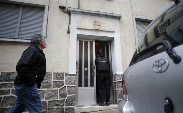 Portal de la vivienda de la mujer asesinada.