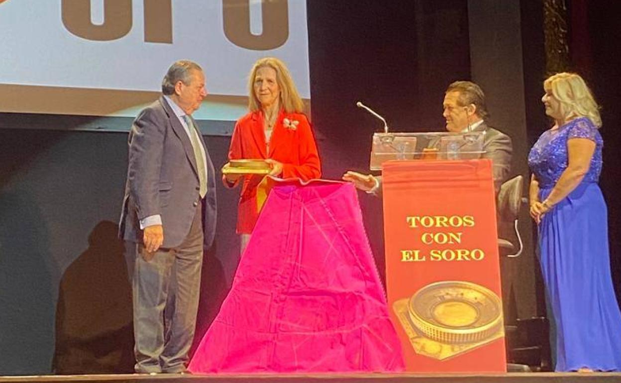 La infanta Elena recibe el trofeo de la mano de Vicente Boluda. 